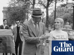 ‘Eu tenho Sim tatuado no meu pé!’ Zoey Deutch interpreta Jean Seberg em uma alegre celebração do clássico de Godard, Breathless