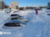 Queda de neve recorde deixa carros presos e pessoas presas no Extremo Oriente da Rússia
