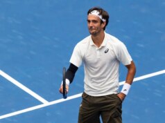 Após fechamento do teto, Jannik Sinner escapa da 3ª rodada do Aberto da Austrália