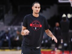 Zaccharie Risacher dos Hawks e Kristaps Porzingis se aproximando do retorno