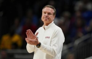 O número 19 do Kansas vai para o Colorado sem o técnico Invoice Self