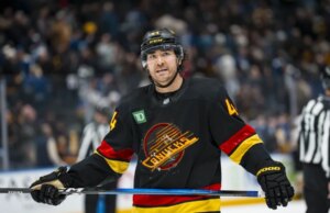 Sharks adquirem F Kiefer Sherwood da Canucks