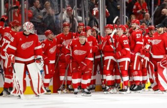 Patrick Kane marca o gol número 500 da carreira na vitória dos Pink Wings sobre Canucks