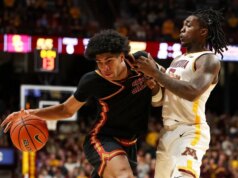 USC aumenta altura, recuperando-se contra Rutgers menores