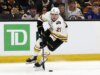 Bruins F Alex Steeves assina extensão de 2 anos