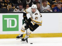 Bruins F Alex Steeves assina extensão de 2 anos