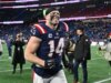 Patriots LB Robert Spillane vai para o vestiário