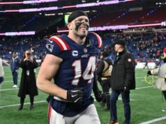 Patriots LB Robert Spillane vai para o vestiário