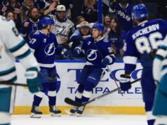 Brandon Hagel marca 150º enquanto Lightning amplia sequência contra Sharks