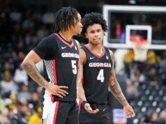 O número 21 da Geórgia recebe o problemático Texas no primeiro de dois confrontos