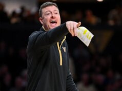 O número 15 da Vanderbilt disputa interromper a queda de três jogos em visita ao estado do Mississippi