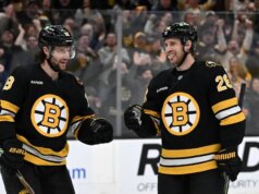 Bruins se beneficiam de uma rápida enxurrada de gols e derrotam Golden Knights