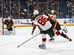 Noite de 3 pontos de Cody Glass leva Devils a vencer Canucks