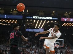 Dailyn Swain e Tramon Mark empurram o Texas para a 21ª posição na Geórgia