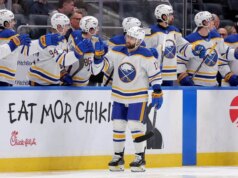 O esforço de 2 gols de Jason Zucker ajuda o surgimento dos Sabres a derrotar os Islanders