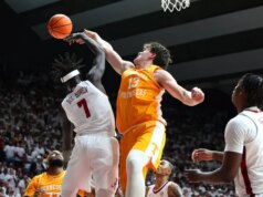 Nate Ament desaparece enquanto o Tennessee supera o número 17 do Alabama, Charles Bediako