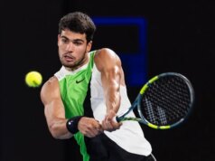 Carlos Alcaraz, doente, vence Alexander Zverev nas semifinais australianas