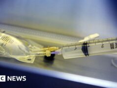 Enfermeira alemã presa por assassinatos pode estar ligada a mais 100 mortes