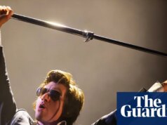 Arctic Monkeys lança a primeira música nova desde 2022 para beneficiar Struggle Baby