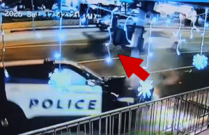 Carro de polícia do condado de LA bate em pedestre na faixa de pedestres em vídeo chocante