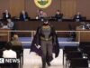 Assistir: Batman diz ao conselho municipal para não ajudar o ICE no Tremendous Bowl