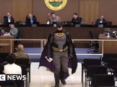 Assistir: Batman diz ao conselho municipal para não ajudar o ICE no Tremendous Bowl
