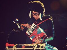 Banda indonésia Bottlesmoker em sua musa melódica