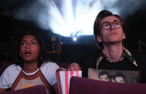 "Como namorar Billy Walsh" Charithra Chandran e Sebastian Croft sobre Diversidade Rom-Com