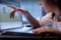 TikTok, Meta e YouTube processados no primeiro julgamento de dependência infantil