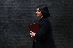 Milhares protestam contra novo campo de migrantes no Reino Unido