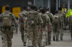 Trump elogia tropas britânicas ‘corajosas’ após acusações de insultar aliados dos EUA