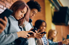 França toma medidas para proibir redes sociais para menores