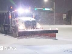 A neve limpa e combate nevascas em estradas e pistas em Oklahoma