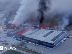 Incêndio em fábrica de biscoitos na Grécia deixa pelo menos quatro mortos