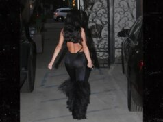 Bianca Censori sai sozinha com look preto justo