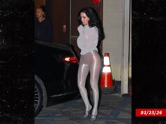 Bianca Censori usa camisa transparente e calça brilhante para encontro no cinema com Kanye