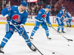 Batalha de Quebec acena enquanto o Avalanche usa camisetas do Nordiques em Montreal