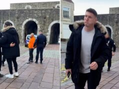 Estrela da BBC parada para tirar selfie pela polícia enquanto homem estava algemado