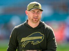 Projetos de lei promovem OC Joe Brady a técnico principal