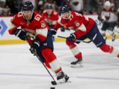 Brad Marchand, dos Panthers, perde o terceiro período na derrota para os Blues