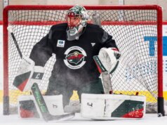 Marc-André Fleury salteado no patinoire com le Wild