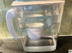 Desconto claramente filtrado: jarro, garrafa de água, pia embaixo da pia