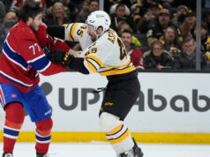 Kirby Dach, dos Canadiens, retorna contra Bruins após lacerar o dedo em luta