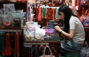 Como a “capital do cristal” da China encurralou o mercado devido a uma obsessão ocidental