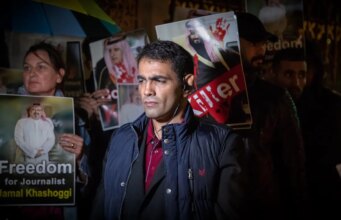 Satírico saudita hackeado com spyware and adware Pegasus ganha indenização em batalha judicial