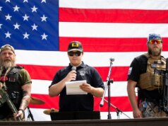 Entusiastas e extremistas de armas de direita estão trabalhando horas extras para justificar a morte de Alex Pretti