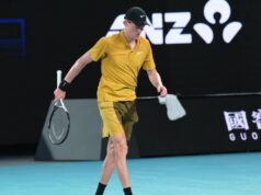 Sinner supera calor e cólicas para vencer Spizzirri