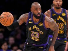 LeBron James, do Lakeers, chora durante vídeo de homenagem em Cleveland