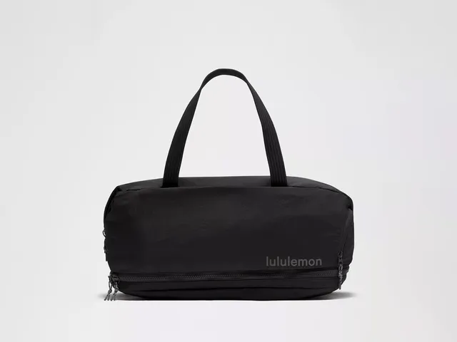 Lululemon25203-in-12520Gym2520Duffle2520Bag252030L2520full2520Offwhite2520Background2520SOU.webp