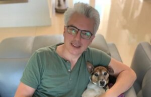 A estrela de Physician Who, John Barrowman, criticada após compartilhar um vídeo choroso com um cachorro morto
